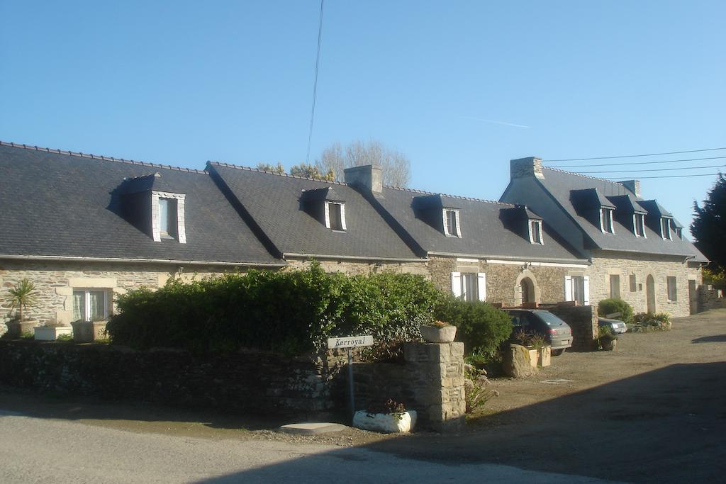 Les Gites De Kerroyal Garlan الغرفة الصورة